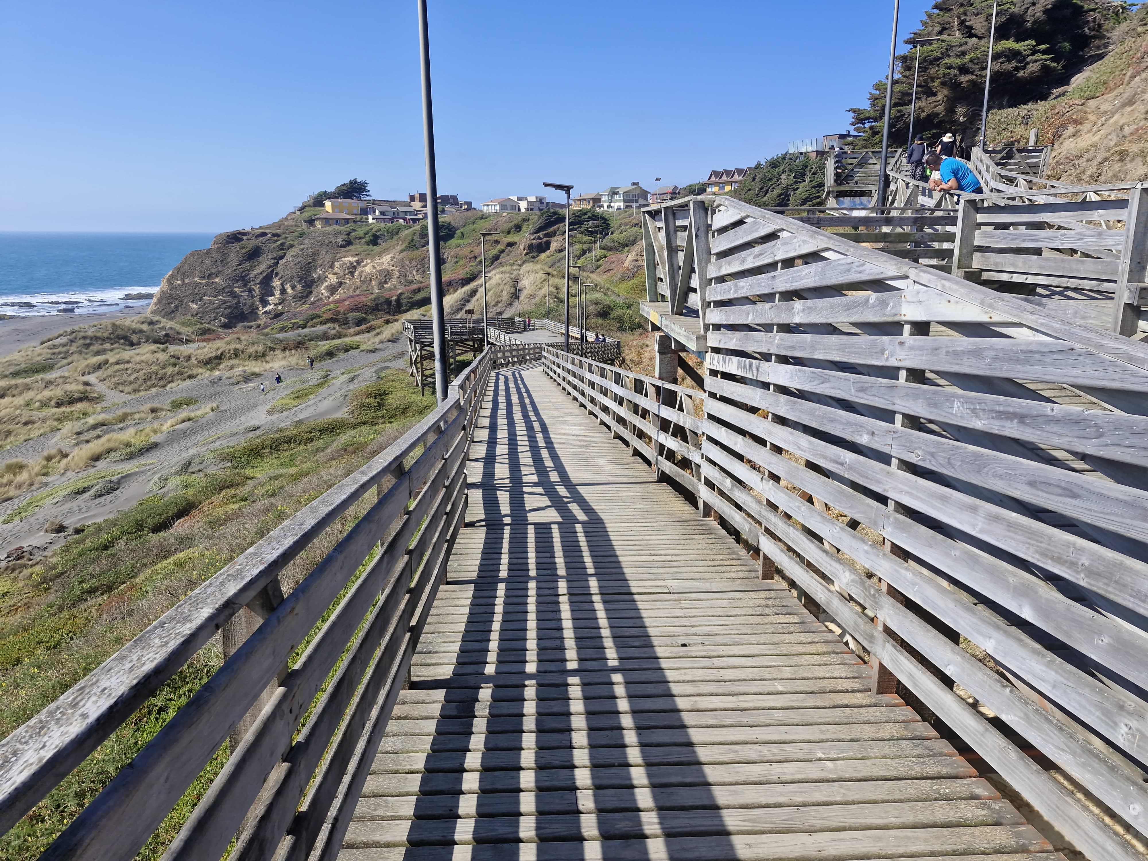 Fotografía del sendero al costado de la arena
